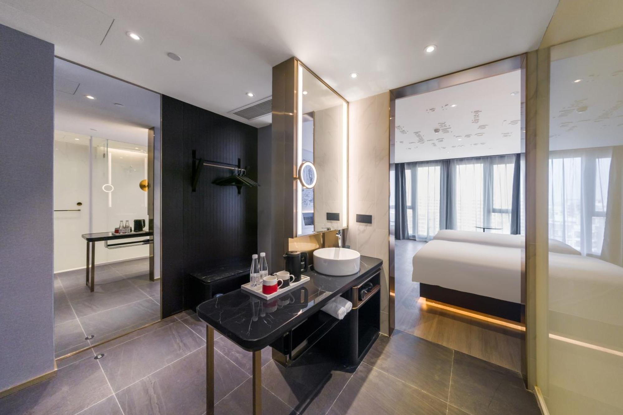 Lianhang Road Pujiang Town Citigo Hotel 4*